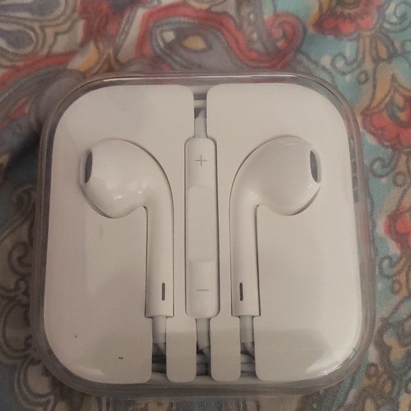 Apple Other - Apple ear buds nwot